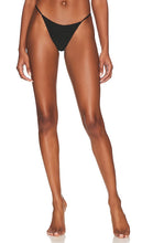 superdown Olivia Smocked Bikini Bottom in Black - superdown Bas de bikini smocké Olivia en noir - superdown Olivia 黑色抽褶比基尼泳裤 - superdown Olivia Smocked Bikini Bottom in Schwarz - superdown Olivia 스목 비키니 하의 블랙 색상 - superdown Olivia Slip bikini a punto smock in nero