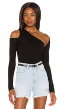 superdown Rissa Cut Out Top in Black - superdown - Haut découpé Rissa en noir - superdown Rissa 黑色镂空上衣 - superdown Rissa Cut-Out-Top in Schwarz - superdown RISA 컷아웃 탑 - Top tagliato Rissa superdown in nero
