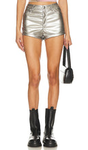 superdown Roxy Faux Leather Short in Metallic Silver - superdown Short en similicuir Roxy en argent métallisé - superdown Roxy 金属银色人造皮革短裤 - superdown Roxy Kunstleder-Shorts in Metallic-Silber - superdown Roxy 인조 가죽 쇼츠 - Pantaloncini superdown Roxy in ecopelle in argento metallizzato
