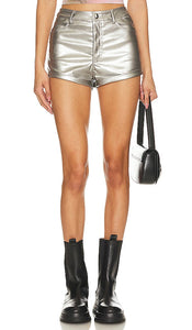 superdown Roxy Faux Leather Short in Metallic Silver - superdown Short en similicuir Roxy en argent métallisé - superdown Roxy 金属银色人造皮革短裤 - superdown Roxy Kunstleder-Shorts in Metallic-Silber - superdown Roxy 인조 가죽 쇼츠 - Pantaloncini superdown Roxy in ecopelle in argento metallizzato