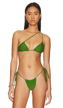 superdown Samara Asymmetrical Bikini Top in Green - superdown - Haut de bikini asymétrique Samara en vert - superdown Samara 绿色不对称比基尼上衣 - superdown Samara Asymmetrisches Bikinioberteil in Grün - superdown 사마라 비대칭 비키니 탑 그린 색상 - Top bikini asimmetrico Samara superdown in verde