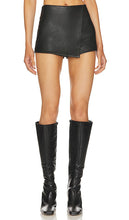 superdown Sonya Faux Leather Skort in Black - superdown Jupe-short Sonya en similicuir noir - superdown Sonya 黑色人造皮革裙裤 - Superdown Sonya Kunstleder-Skort in Schwarz - superdown 소냐 인조 가죽 스커트 블랙 색상 - superdown Sonya Skort in ecopelle in nero