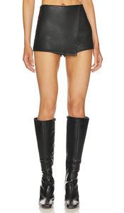 superdown Sonya Faux Leather Skort in Black - superdown Jupe-short Sonya en similicuir noir - superdown Sonya 黑色人造皮革裙裤 - Superdown Sonya Kunstleder-Skort in Schwarz - superdown 소냐 인조 가죽 스커트 블랙 색상 - superdown Sonya Skort in ecopelle in nero