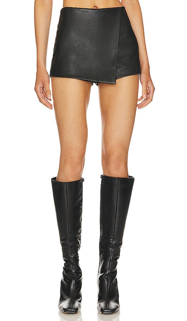 superdown Sonya Faux Leather Skort in Black - superdown Jupe-short Sonya en similicuir noir - superdown Sonya 黑色人造皮革裙裤 - Superdown Sonya Kunstleder-Skort in Schwarz - superdown 소냐 인조 가죽 스커트 블랙 색상 - superdown Sonya Skort in ecopelle in nero
