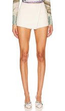 superdown Sonya Faux Leather Skort in White - superdown Jupe-short Sonya en similicuir blanc - superdown Sonya 白色人造皮革裙裤 - Superdown Sonya Kunstleder-Skort in Weiß - superdown 소냐 인조 가죽 스커트 화이트 색상 - superdown Sonya Skort in ecopelle in bianco