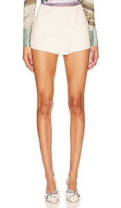 superdown Sonya Faux Leather Skort in White - superdown Jupe-short Sonya en similicuir blanc - superdown Sonya 白色人造皮革裙裤 - Superdown Sonya Kunstleder-Skort in Weiß - superdown 소냐 인조 가죽 스커트 화이트 색상 - superdown Sonya Skort in ecopelle in bianco