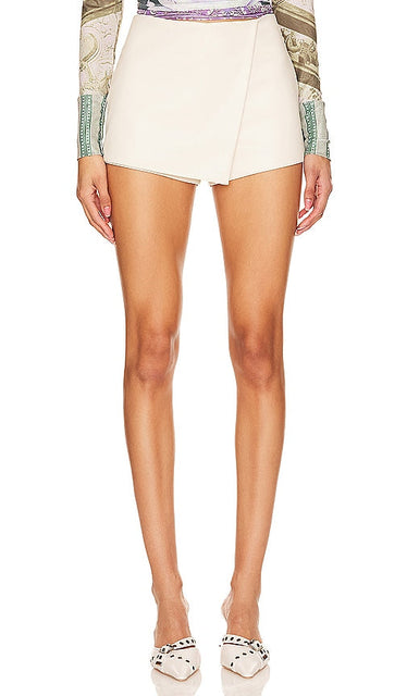 superdown Sonya Faux Leather Skort in White - superdown Jupe-short Sonya en similicuir blanc - superdown Sonya 白色人造皮革裙裤 - Superdown Sonya Kunstleder-Skort in Weiß - superdown 소냐 인조 가죽 스커트 화이트 색상 - superdown Sonya Skort in ecopelle in bianco