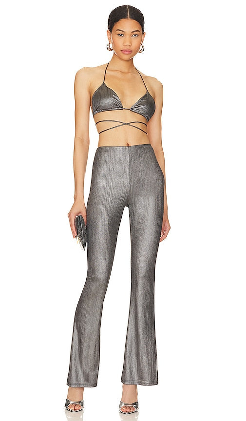 superdown Tamera Bra Pant Set in Metallic Silver - superdown Ensemble soutien-gorge et pantalon Tamera en argent métallisé - superdown Tamera 金属银色文胸裤套装 - superdown Tamera BH-Hosen-Set in Metallic-Silber - superdown Tamera 브라 팬츠 세트 - Set di pantaloni reggiseno Tamera superdown in argento metallizzato