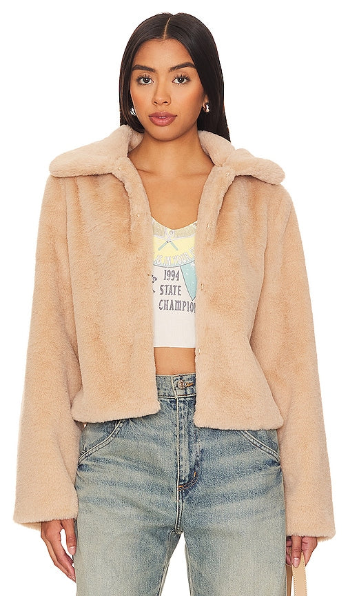 superdown Tianna Faux Fur Jacket in Beige - superdown Veste en fausse fourrure Tianna en beige - superdown Tianna 米色人造毛皮夹克 - Superdown Tianna Kunstpelzjacke in Beige - superdown Tianna 인조 퍼 재킷 베이지 색상 - Giacca in pelliccia sintetica Tianna superdown in beige