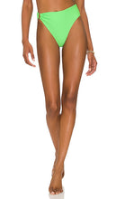 superdown Tyler Bikini Bottom in Green - superdown Bas de bikini Tyler en vert - superdown Tyler 绿色比基尼泳裤 - superdown Tyler Bikinihose in Grün - superdown Tyler 비키니 하의 그린 색상 - Slip bikini Tyler superdown in verde