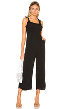 superdown Victoria Ruffle Jumpsuit in Black - superdown Combinaison à volants Victoria en noir - superdown Victoria 黑色荷叶边连身裤 - Superdown Victoria Rüschenoverall in Schwarz - superdown Victoria 러플 점프수트 색상 - Tuta Victoria con volant superdown in nero