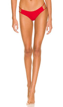 superdown Zana Bikini Bottom in Red - superdown Bas de bikini Zana en rouge - superdown Zana 红色比基尼泳裤 - superdown Zana Bikinihose in Rot - superdown Zana 비키니 하의 레드 색상 - Fondo bikini Zana superdown in rosso