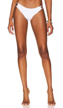 superdown Zana Bikini Bottom in White - superdown Bas de bikini Zana en Blanc - superdown Zana 白色比基尼泳裤 - superdown Zana Bikinihose in Weiß - superdown Zana 비키니 하의 화이트 색상 - Slip bikini Zana superdown in bianco