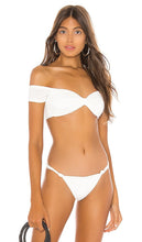 superdown x Chantel Jeffries Catherine Bikini Top in White - superdown x Chantel Jeffries - Haut de bikini Catherine en blanc - superdown x Chantel Jeffries Catherine 白色比基尼上衣 - superdown x Chantel Jeffries Catherine Bikinioberteil in Weiß - superdown x Chantel Jeffries 캐서린 비키니 탑 화이트 색상 - Top bikini superdown x Chantel Jeffries Catherine in bianco