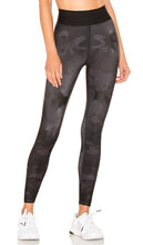 ultracor Ultra High Silk Camo Knockout Legging in Black - Ultracor Legging Knockout camouflage en soie ultra haute en noir - ultracor 黑色超高真丝迷彩淘汰打底裤 - Ultracor Ultra High Silk Camo Knockout-Leggings in Schwarz - ultracor 울트라 하이 실크 카모 녹아웃 레깅스 블랙 색상 - Legging ultracor ultra high Silk Camo Knockout in nero