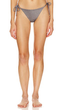 vitamin A Bella Bikini Bottom in Metallic Silver - Vitamin A Bas de bikini Bella en argent métallisé - 维生素 A Bella 金属银色比基尼泳裤 - Vitamin A Bella Bikinihose in Metallic-Silber - 비타민A Bella 비키니 하의 메탈릭 실버 소재 - Parte inferiore del bikini Bella vitamina A in argento metallizzato