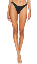 vitamin A California High Leg Bikini Bottom in Black - Vitamine A - California - Bas de bikini échancré - Noir - Vitamin A California 黑色高腿比基尼泳裤 - Vitamin A California Bikinihose mit hohem Beinausschnitt in Schwarz - 비타민 A California 하이 레그 비키니 하의 블랙 색상 - Vitamina A - Slip bikini California a gamba alta in nero