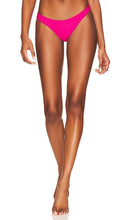 vitamin A California High Leg Bikini Bottom in Fuchsia - vitamine A Bas de bikini échancré California en fuchsia - Vitamin A California 高腿比基尼泳裤 紫红色 - Vitamin A California Bikinihose mit hohem Beinausschnitt in Fuchsia - 비타민 A 캘리포니아 하이 레그 비키니 하의 - Vitamina A - Slip bikini California a gamba alta in fucsia