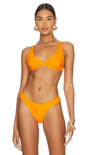 vitamin A Rossi Halter Underwire Bikini Top in Orange - Vitamine A - Haut de bikini dos nu à armatures Rossi en orange - 维生素 A Rossi 橙色挂脖钢圈比基尼上衣 - Vitamin A Rossi Neckholder-Bikinioberteil mit Bügel in Orange - 비타민 A Rossi 홀터 언더와이어 비키니 탑 - Top bikini con ferretto e vitamina A Rossi in arancione