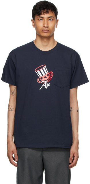 AÃ¯E Navy Printed Pocket T-Shirt - T-shirt de poche imprimé de la marine Aël - 네이비는 포켓 티셔츠를 인쇄했습니다