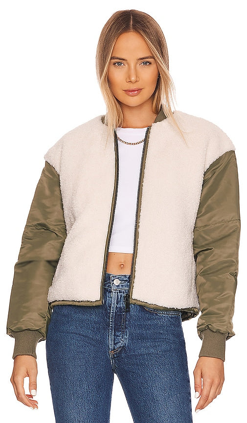 ASTR the Label Tegan Jacket in Olive Ast the Label Tegan Jacket in Olive 在橄榄色的Tegan夹克标签
