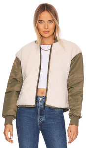 ASTR the Label Tegan Jacket in Olive Ast the Label Tegan Jacket in Olive 在橄榄色的Tegan夹克标签