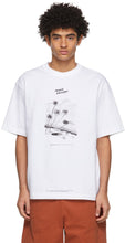 Acne Studios White Beni Bischof Edition 'Peace Gallery' T-Shirt - Acné Studios White Beni Bischof Edition 'T-shirt de la galerie de paix' - 화이트 베니 비스 슈 에디션 '평화 갤러리'티셔츠