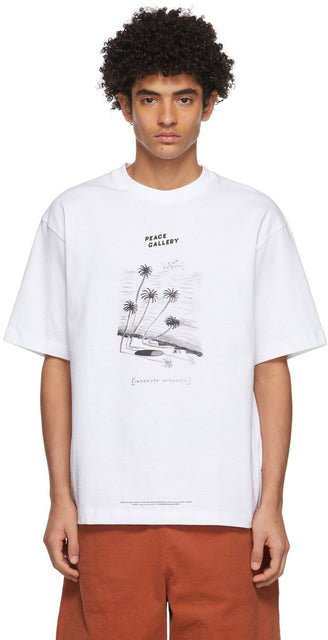 Acne Studios White Beni Bischof Edition 'Peace Gallery' T-Shirt - Acné Studios White Beni Bischof Edition 'T-shirt de la galerie de paix' - 화이트 베니 비스 슈 에디션 '평화 갤러리'티셔츠