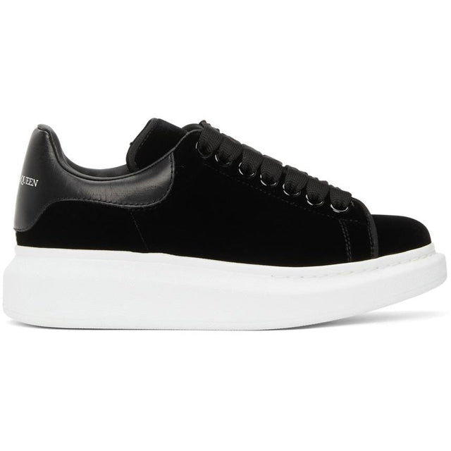 Alexander McQueen Black Velvet Oversized Sneakers - Sneakers surdimensionnés Velours Noir Alexander McQueen - Alexander McQueen 블랙 벨벳 대형 스니커즈