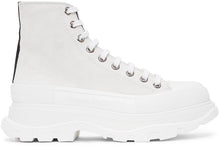 Alexander McQueen White Suede Tread Slick Sneakers - Baskets slickers en daim blanc de Alexander McQueen - Alexander McQueen 화이트 스웨이드 트레드 Sneakers.