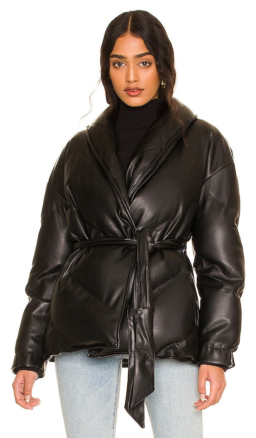 BLANKNYC Tie Waist Puffer in Black Blanknyc Tie à la taille de la taille en noir Blanknyc领带腰河河粉黑色