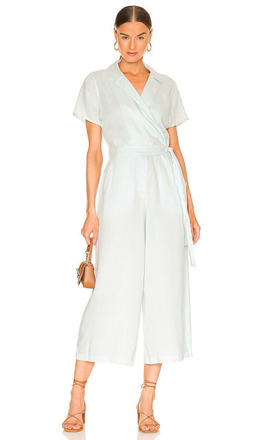 Bella Dahl Wrap Jumpsuit in Baby Blue Bella dahl enveloppe de combinaison en bleu bébé 贝拉·达尔（Bella dahl）包裹连身裤穿着淡蓝色