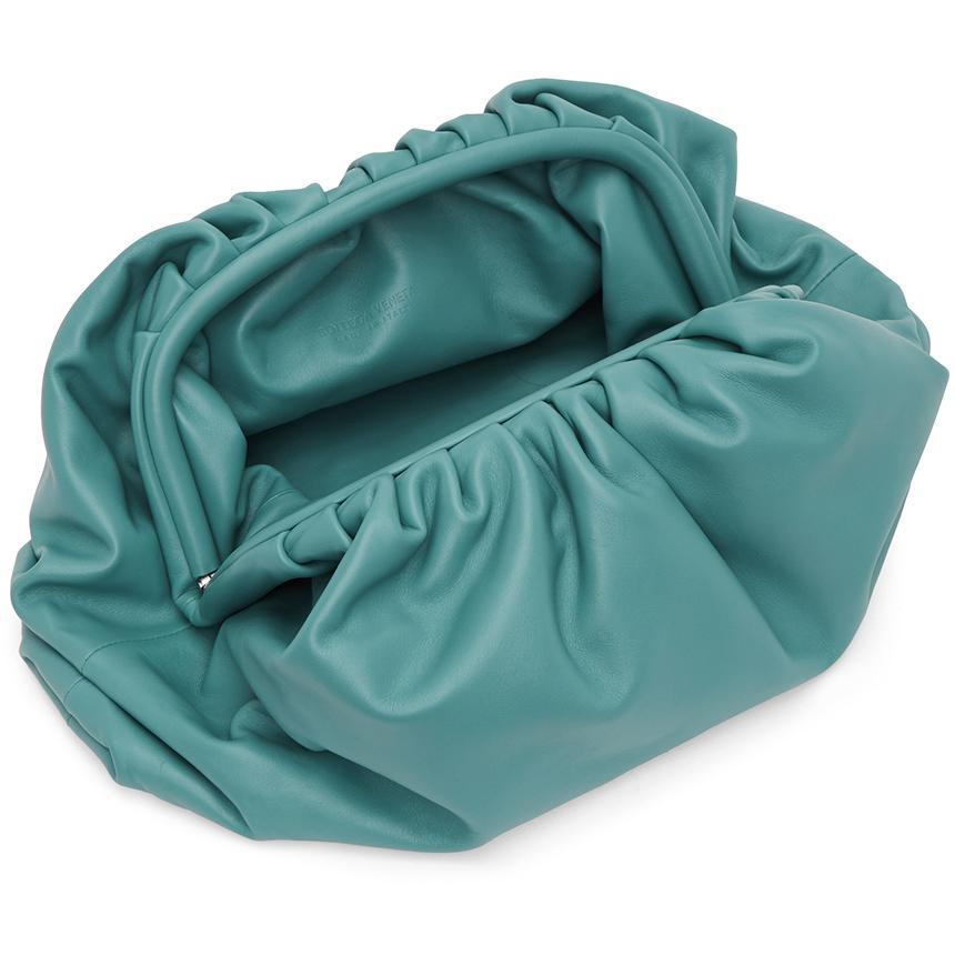 Bottega Veneta Blue 'The Pouch' Clutch - Embrayage Bottega Veneta Blue 'The Pouch' - Bottega 베네타 블루 '파우치'클러치