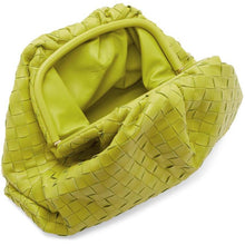 Bottega Veneta Green Intrecciato 'The Pouch' Clutch - Bottega Veneta Green Intrecciato 'The Pouch' Embrayage - Bottega 베네타 그린 intrecciato '파우치'클러치입니다