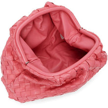 Bottega Veneta Pink Intrecciato 'The Pouch' Clutch - Bottega Veneta Rose Intrecciato 'The Pouch' Embrayage - Bottega Veneta 핑크 Intrecciato 'Pouch'클러치