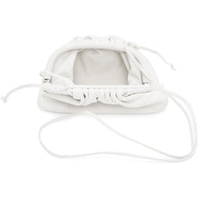 Bottega Veneta White Small 'The Pouch' Clutch - Bottega Veneta Blanc Petite 'The Pouch' Embrayage - Bottega Veneta 화이트 작은 '파우치'클러치