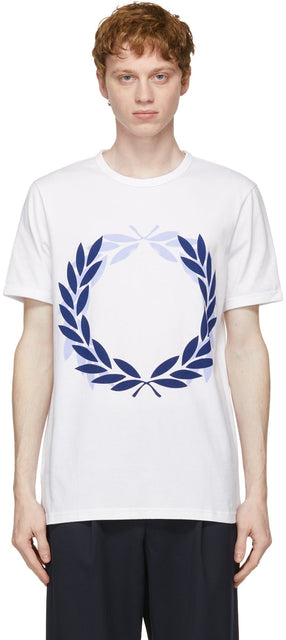 Comme des GarÃ§ons Homme Deux White Fred Perry Edition Laurel Wreath T-Shirt - T-shirt de guirlande de laurier en édition de Laurel en tant que t-shirt - comme des garÃ§ons homme deux 화이트 프레드 페리 에디션 로렐 화환 티셔츠