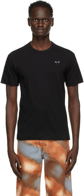 Comme des GarÃ§ons Play Black Monochrome Heart Patch T-Shirt - T-shirt T-shirt Coeur de coeur monochrome noir - comme des garÃ§ons 검은 색 단색 심장 패치 티셔츠