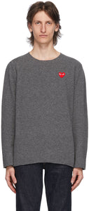 Comme des GarÃ§ons Play Grey Heart Patch Crewneck Sweater - Commez des garçons Jouer Pull Crewneck Crewneck Crewneck - comme des garÃons는 회색 심장 패치 Crewneck 스웨터를 재생합니다