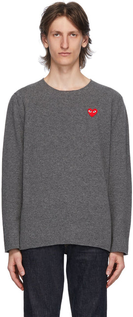 Comme des GarÃ§ons Play Grey Heart Patch Crewneck Sweater - Commez des garçons Jouer Pull Crewneck Crewneck Crewneck - comme des garÃons는 회색 심장 패치 Crewneck 스웨터를 재생합니다
