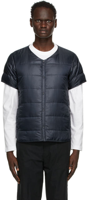 Descente Allterrain Navy Down Quilted Short Sleeve Shirt - Chemise à manches courtes matelassées de la marine Descente Allerrain - Descente AllTrain 해군 누비 이불 짧은 소매 셔츠를 이끌어 냈습니다