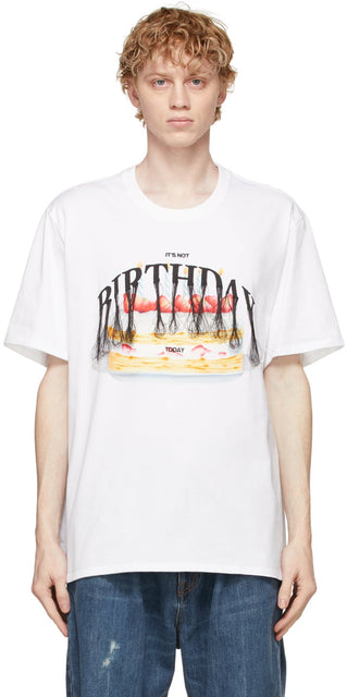 Doublet White 'Not Birthday' Embroidery T-Shirt - T-shirt de broderie de doublet blanc 'non anniversaire' - Doublet White '생일'자수 티셔츠