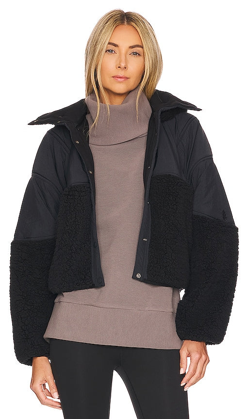 Free People x FP Movement Adventure Awaits Fleece in Black Free People X FP Mouvement Adventure Awaits Fleece en noir 自由人X FP运动冒险等待黑色羊毛