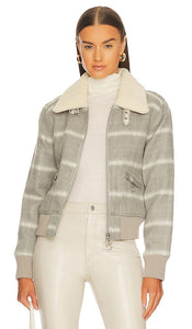 JONATHAN SIMKHAI STANDARD Carlyle Brushed Wool Plaid Sherpa Bomber Jacket in Grey Jonathan Simkhai Standard Carlyle Plaid Plaid Sherpa Sherpa Veste en gris 乔纳森·辛卡（Jonathan Simkhai）标准卡莱尔（Carlyle）刷羊毛格子夏尔巴（Sherpa）