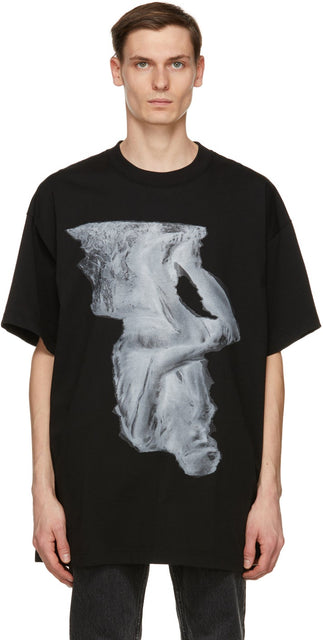Johnlawrencesullivan Black Oversized Print T-Shirt - T-shirt imprimé surdimensionné noir Johnlawrfeulivan - Johnlawrencesullivan 블랙 대형 인쇄 티셔츠
