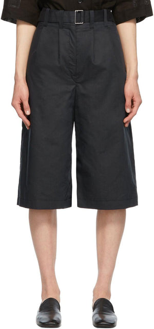 Lemaire Navy Silk Pleated Bermuda Shorts - Short de Bermudes plissé de la soie marine Lemaire - lemaire 해군 실크는 버뮤다 반바지를 주름 잡았다
