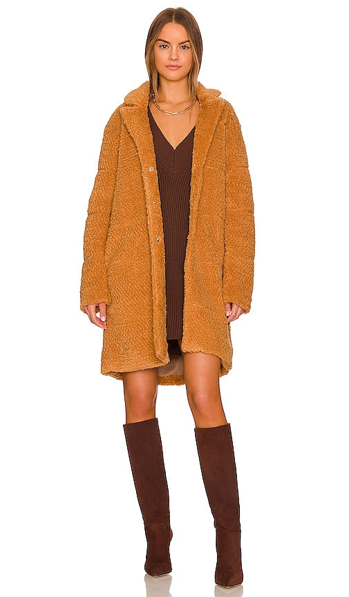 MONROW Teddy Coat in Tan Manteau en peluche monrow en bronzage 棕褐色的蒙罗泰迪大衣