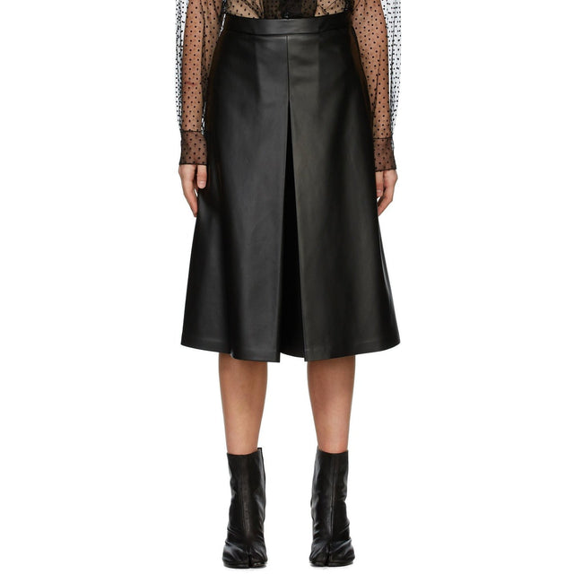 Maison Margiela Black Faux-Leather Pleat Shorts - MAISON MARGIELA NOIR FAUX-CUIR PLATEUR SHORTS - Maison Margiela Black 가짜 가죽 주름 반바지