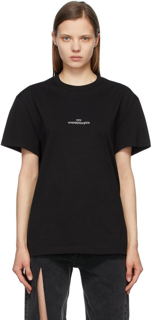 Maison Margiela SSENSE Exclusive Black Upside Down Logo T-Shirt - MAISON MARGIELA SSENSE T-shirt de logo exclusif noir exclusif noir - Maison Margiela Ssense 독점적 인 검은 색 거꾸로 로고 티셔츠