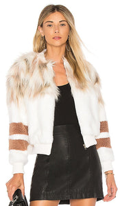NBD The Bella Faux Fur Bomber in White NBD le bombardier Bella Faux à fourrure en blanc NBD白色的贝拉人造皮草轰炸机